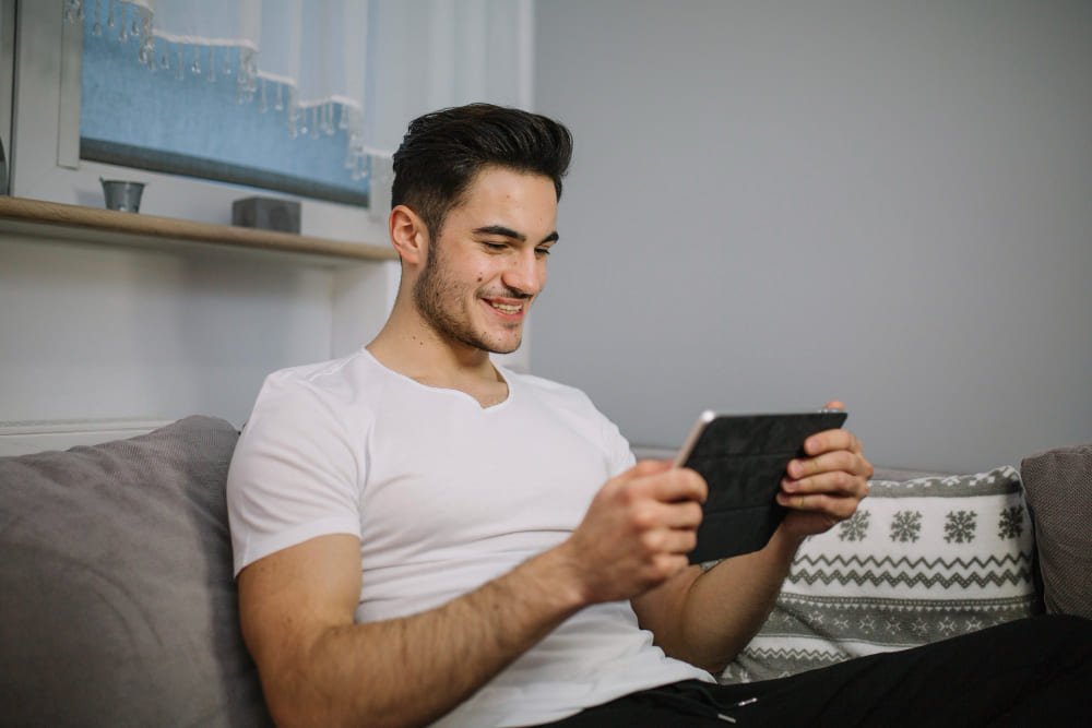 Pessoa aprendendo como jogar cartas online
