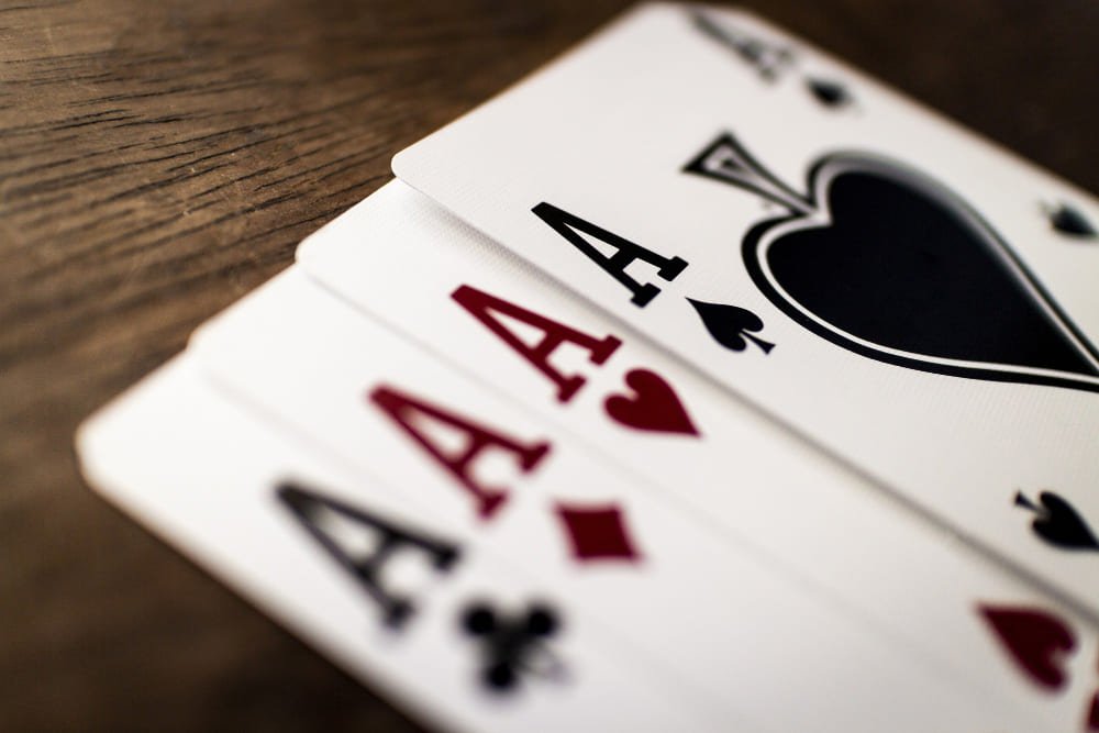 História dos jogos de cartas no Brasil: das origens ao online 1 - Super Cacheta História dos jogos de cartas no Brasil